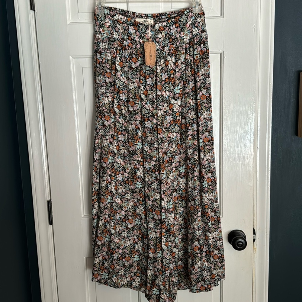 NWT size medium Natural Life pants
